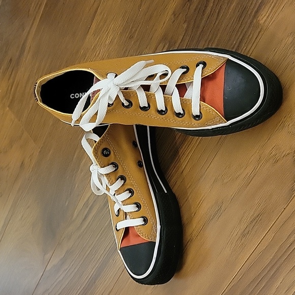 Converse Shoes - Converse Platform Low Tops, Womans Size 7, EUC